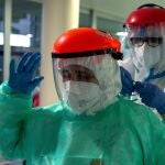 Sanitarios de un hospital de Orense se colocan el Equipo de Protección Individual (EPI).