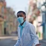 AME3194. LA HABANA (CUBA), 04/02/2021.- Un trabajador de la salud usa hoy mascarilla para protegerse de la pandemia, en La Habana (Cuba). Cuba sobrepasó este jueves los 30.000 contagios de la covid-19 en 11 meses de pandemia, al reportar 816 nuevos casos diarios de la enfermedad causada por el virus del SARS-CoV-2, según el parte del Ministerio de Salud Pública (Minsap). EFE/Yander Zamora