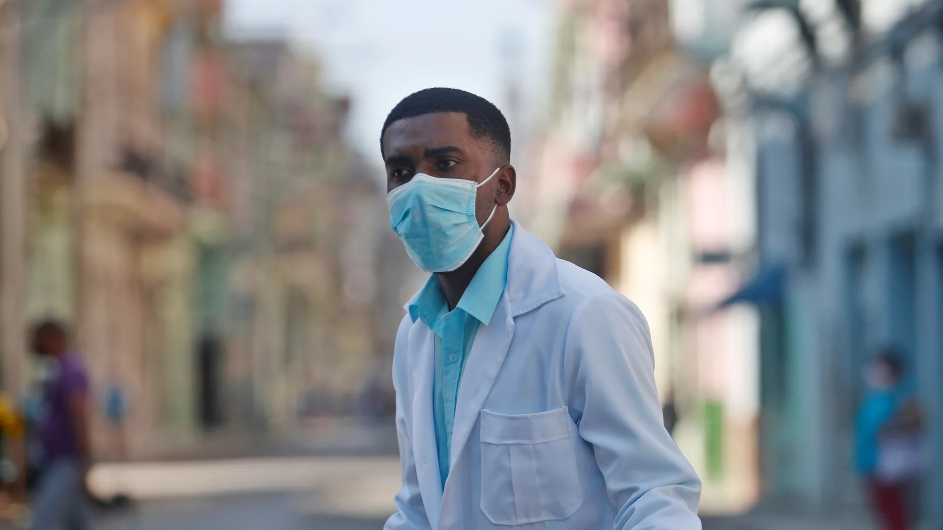 AME3194. LA HABANA (CUBA), 04/02/2021.- Un trabajador de la salud usa hoy mascarilla para protegerse de la pandemia, en La Habana (Cuba). Cuba sobrepasó este jueves los 30.000 contagios de la covid-19 en 11 meses de pandemia, al reportar 816 nuevos casos diarios de la enfermedad causada por el virus del SARS-CoV-2, según el parte del Ministerio de Salud Pública (Minsap). EFE/Yander Zamora