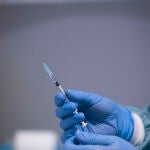 Un sanitario manipula una jeringa con la vacuna de Pfizer