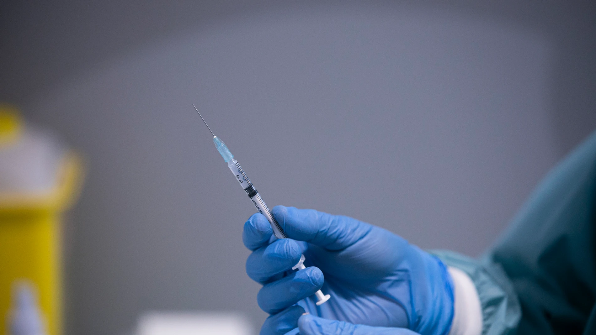 Un sanitario manipula una jeringa con la vacuna de Pfizer