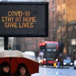 Letrero con un mensaje que insta a las personas a permanecer en sus casas para estar a salvo del coronavirus