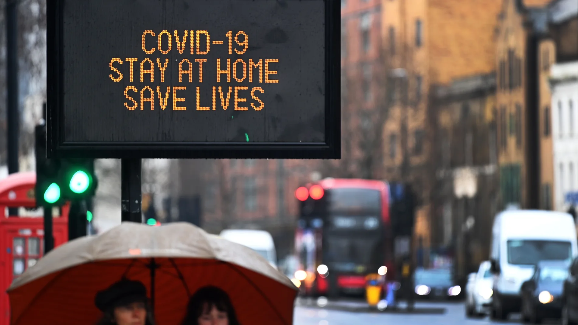 Letrero con un mensaje que insta a las personas a permanecer en sus casas para estar a salvo del coronavirus