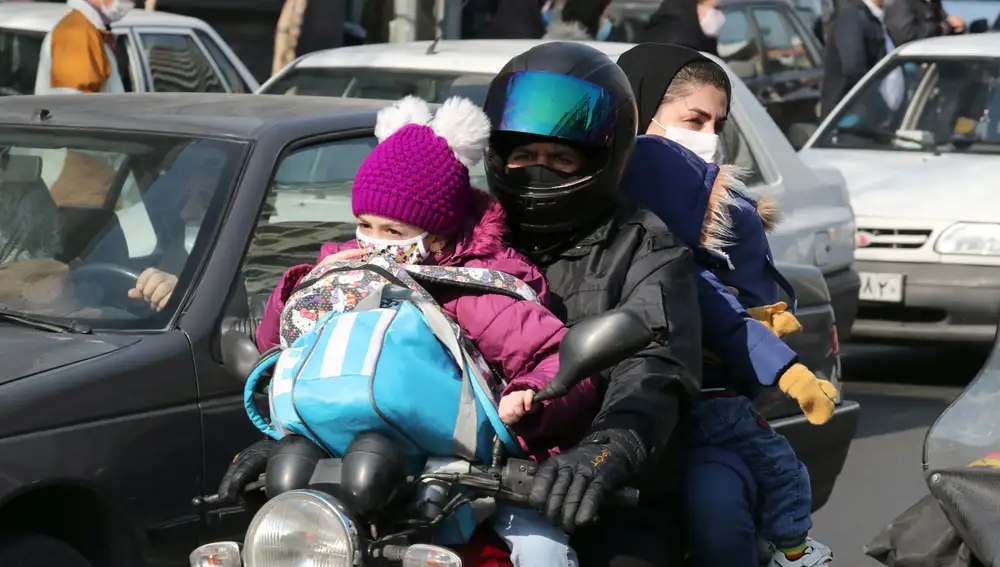 Una familia iraní va en motocicleta por Teherán.