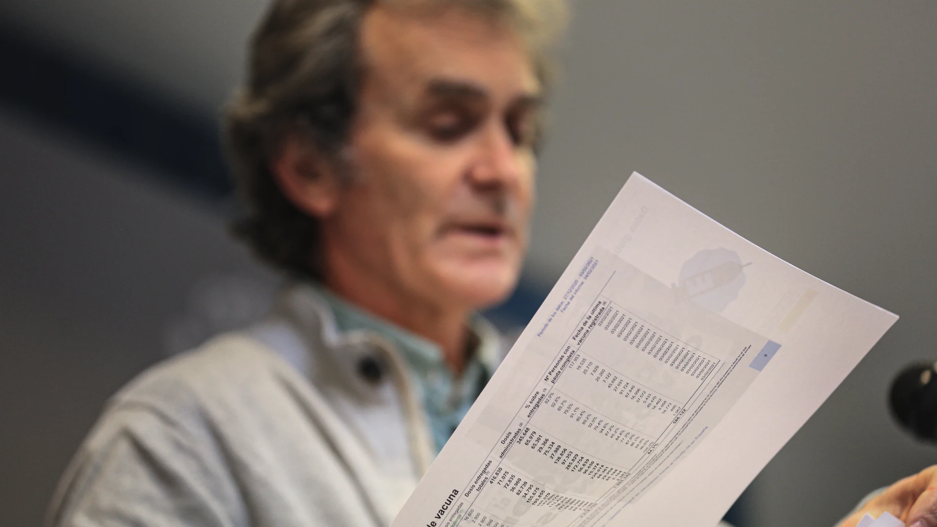 El director del Centro de Coordinación de Alertas y Emergencias Sanitarias (CCAES), Fernando Simón con documentos durante una rueda de prensa convocada ante los medios de comunicación en el Ministerio de Sanidad para informar sobre la evolución del coronavirus, en Madrid, (España), a 4 de febrero de 2021.