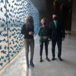 La artista Soledad Sevilla con la consejera de Cultura y Patrimonio Histórico de la Junta de Andalucía, Patricia del Pozo, y el alcalde de Córdoba, José María Bellido, ante su obra 'El tiempo vuela' en el C3A