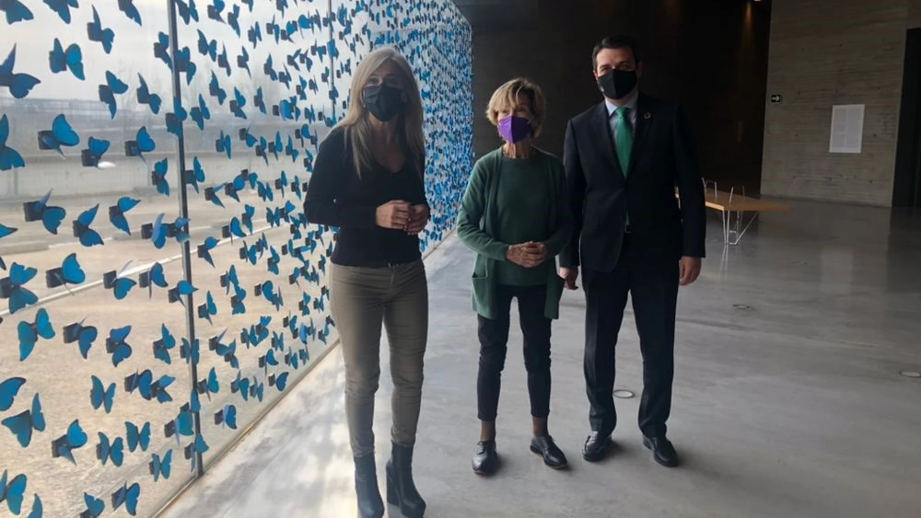 La artista Soledad Sevilla con la consejera de Cultura y Patrimonio Histórico de la Junta de Andalucía, Patricia del Pozo, y el alcalde de Córdoba, José María Bellido, ante su obra 'El tiempo vuela' en el C3A