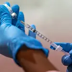  Amenazan a enfermeros por vacunar a futbolistas contra el coronavirus