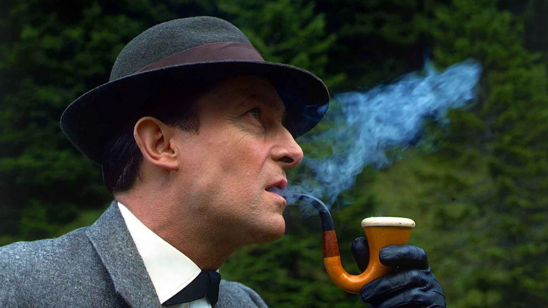 Jeremy Brett interpretando a Sherlock Holmes