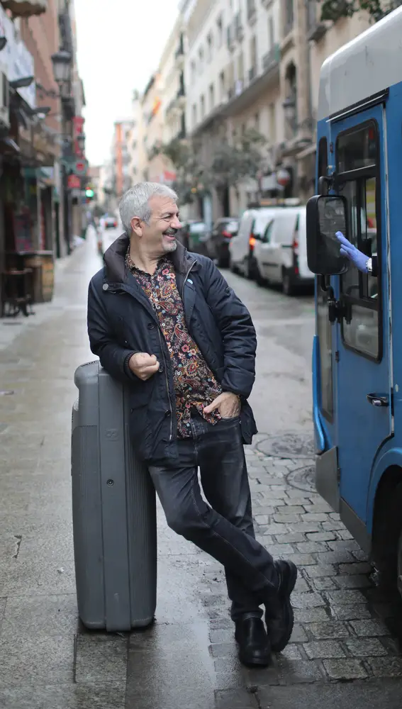 Carlos Sobera saluda al conductor de un autobús