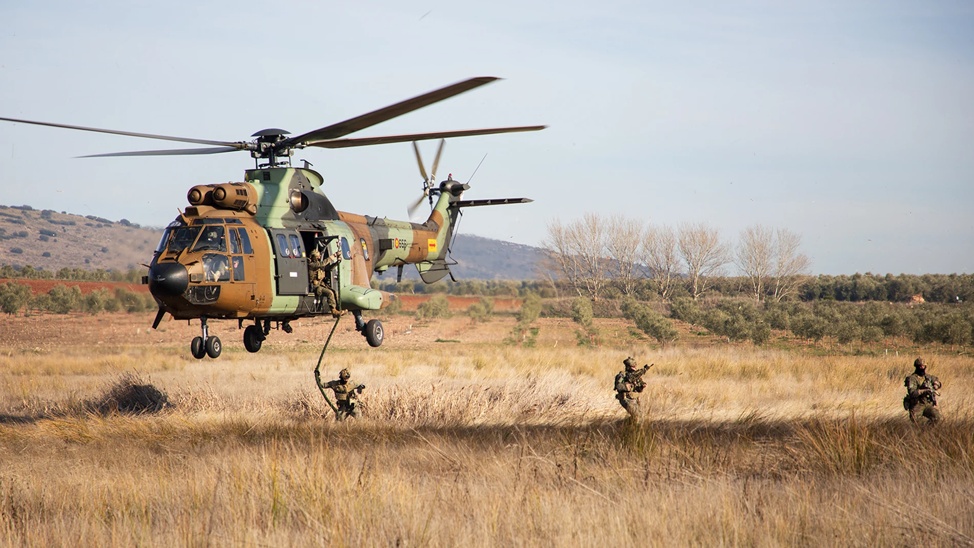 Efectivos de operaciones especiales desciende de un helicóptero "Cougar"