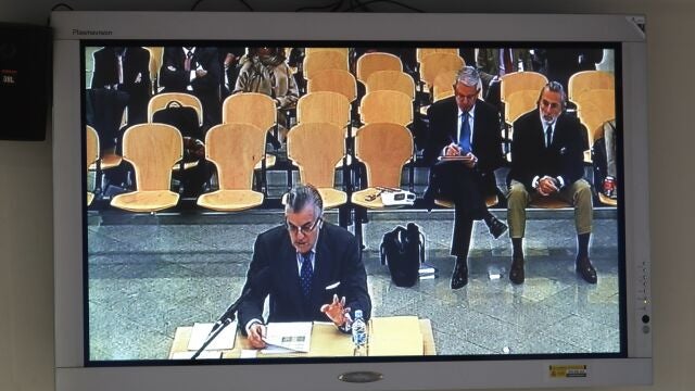 Imagen del monitor instalado en la sala de prensa de la Audiencia Nacional durante la declaración del extesorero del PP Luis Bárcenas