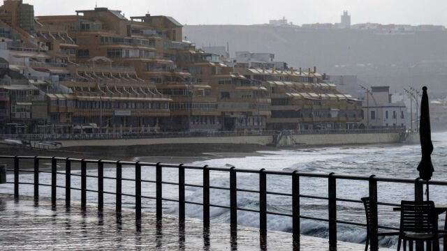 Fuerte oleaje en Las Palmas de Gran Canaria, en Canarias (España). Canarias recibió este miércoles una profunda vaguada atlántica que provocará un aumento considerable de la inestabilidad atmosférica durante los próximos días, ya que el archipiélago estará afectado por lluvias fuertes, granizo, nevadas, viento fuerte, olas de hasta 5 metros de altura y, al mismo tiempo un acusado descenso térmico.