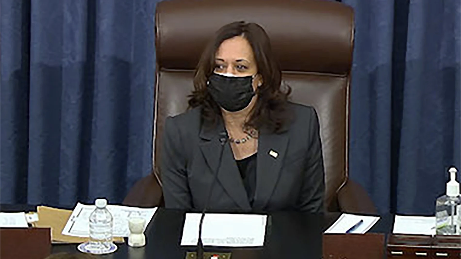 La vicepresidenta Kamala Harris se sienta en la silla en el pleno del Senado para emitir el voto de desempate
