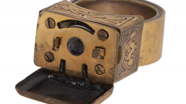 El anillo con cámara oculta usado por el KGB y que se ofrece por 6.000 dólares