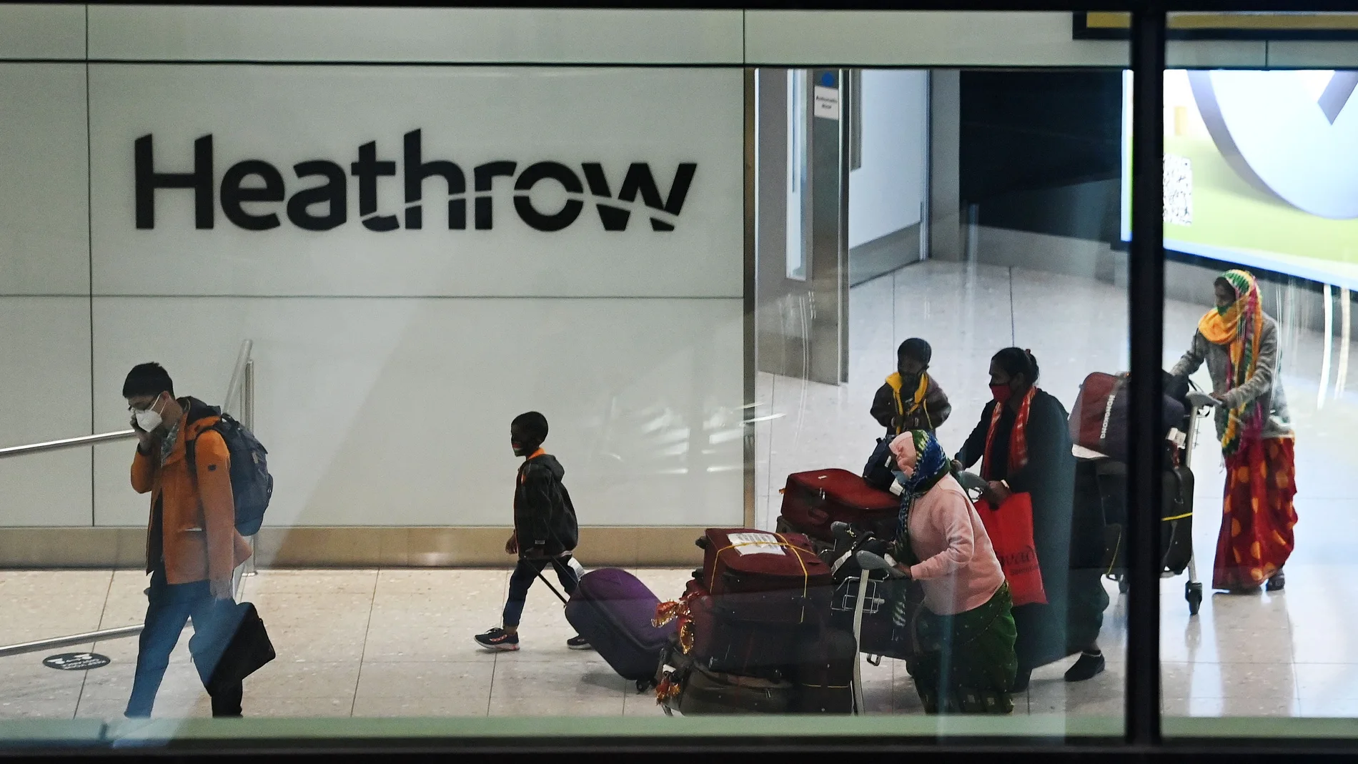Viajeros a su llegada al aeropuerto de Heathrow en Londres