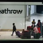 Viajeros a su llegada al aeropuerto de Heathrow en Londres