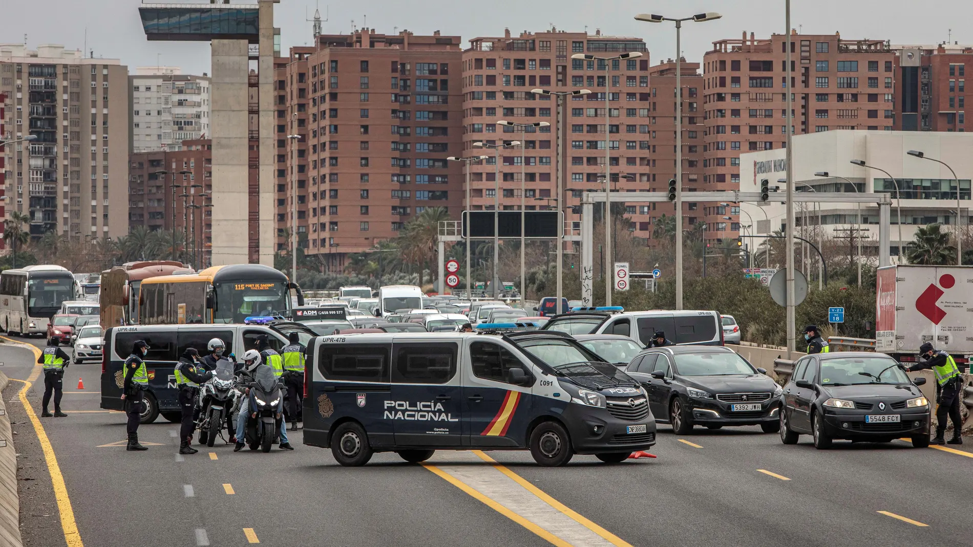 Agentes de la Policia Naional realizan un control en la salida de Valencia hacia Barcelona