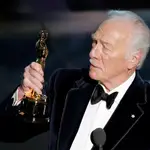 Christopher Plummer, fallecido hoy a los 91 años, recibiendo su Oscar por &quot;Beginners&quot;, en la que actuaba junto a Ewan McGregor