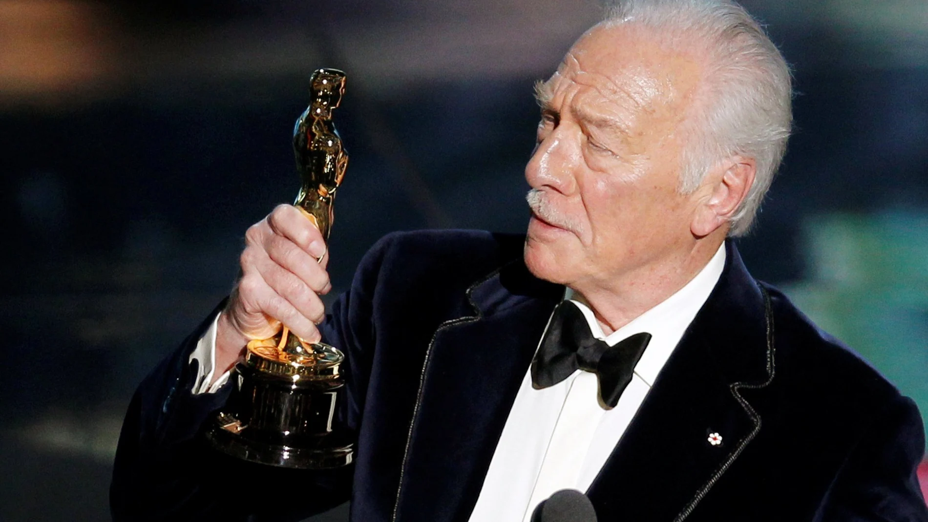 Christopher Plummer, fallecido hoy a los 91 años, recibiendo su Oscar por "Beginners", en la que actuaba junto a Ewan McGregor