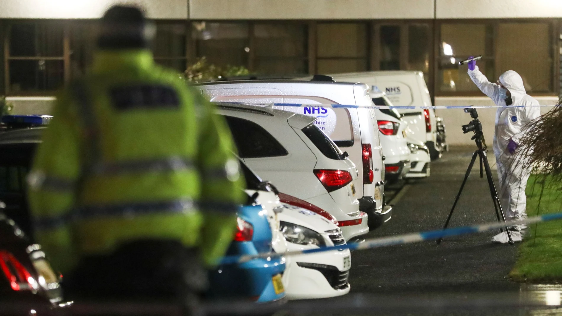 La policía científica investiga los alrededores del Hospital de Kilmarnock