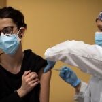Una profesional sanitaria recibe la segunda dosis de la vacuna Pfizer en el CAP Passeig Maragall de Barcelon