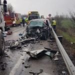 Accidente entre un camión y un turismo con un fallecido