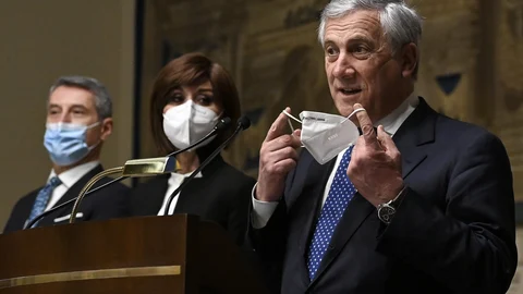 Antonio Tajani en rueda de prensa anunciando el apoyo al nuevo Ejecutivo