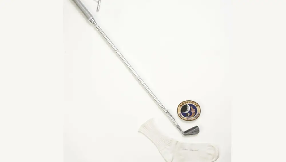 Palo de golf utilizado por Alan Shepard en la Luna y calcetín en el que lo transportó.