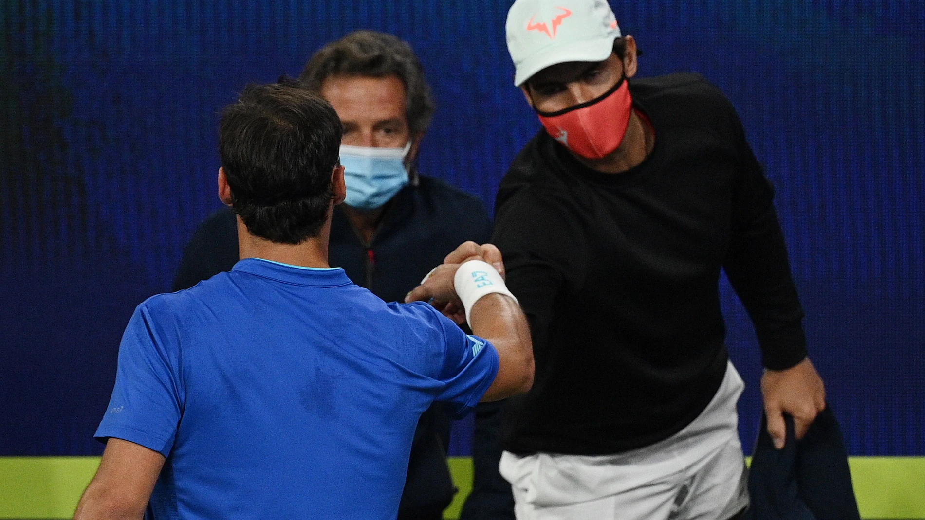 Rafael Nadal saluda a Fabio Fognini la semana pasada durante la eliminatoria de la ATP Cup que España jugó con Italia
