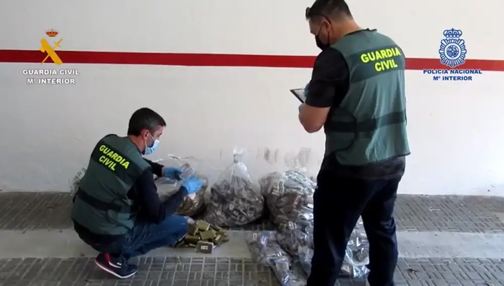 La Guardia Civil con el hachís incautado en la operación "Candil-Fuagras”