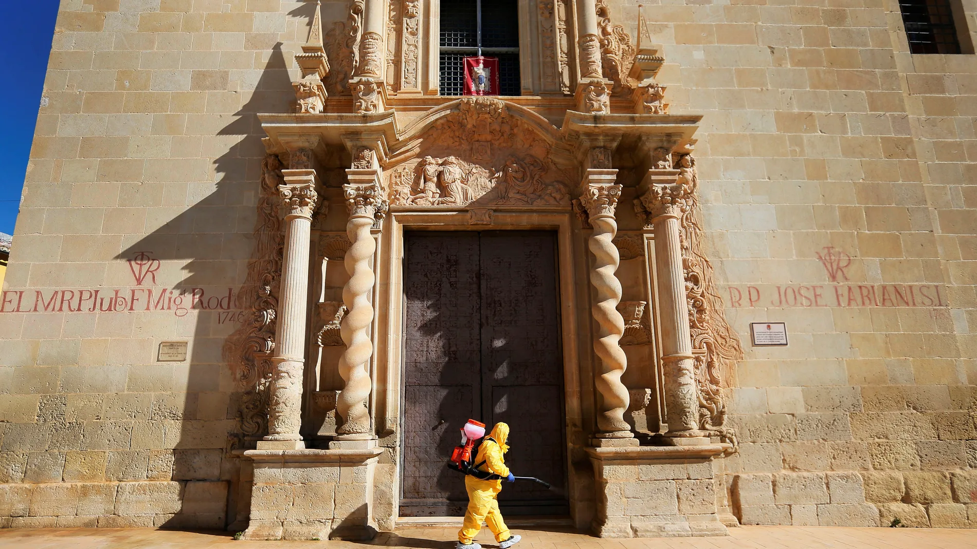 Operarios de una empresa contratada por el Ayuntamiento de Alicante desinfectan el monasterio de Santa Faz donde ha sido detectado un brote entre las monjas de clausura