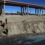 Decenas de migrantes centroamericanos con niños cruzan el Rio Bravo hacía los Estados Unidos