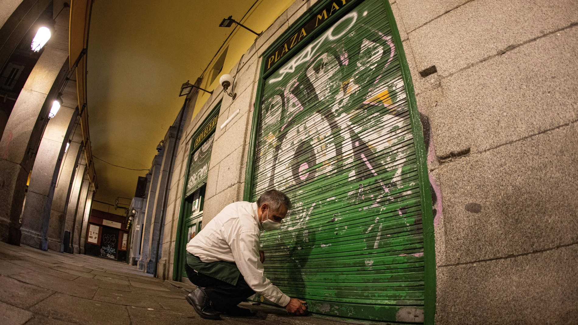 Un establecimiento hostelero de Madrid echa el cierre durante las restricciones horarias debido a la pandemia