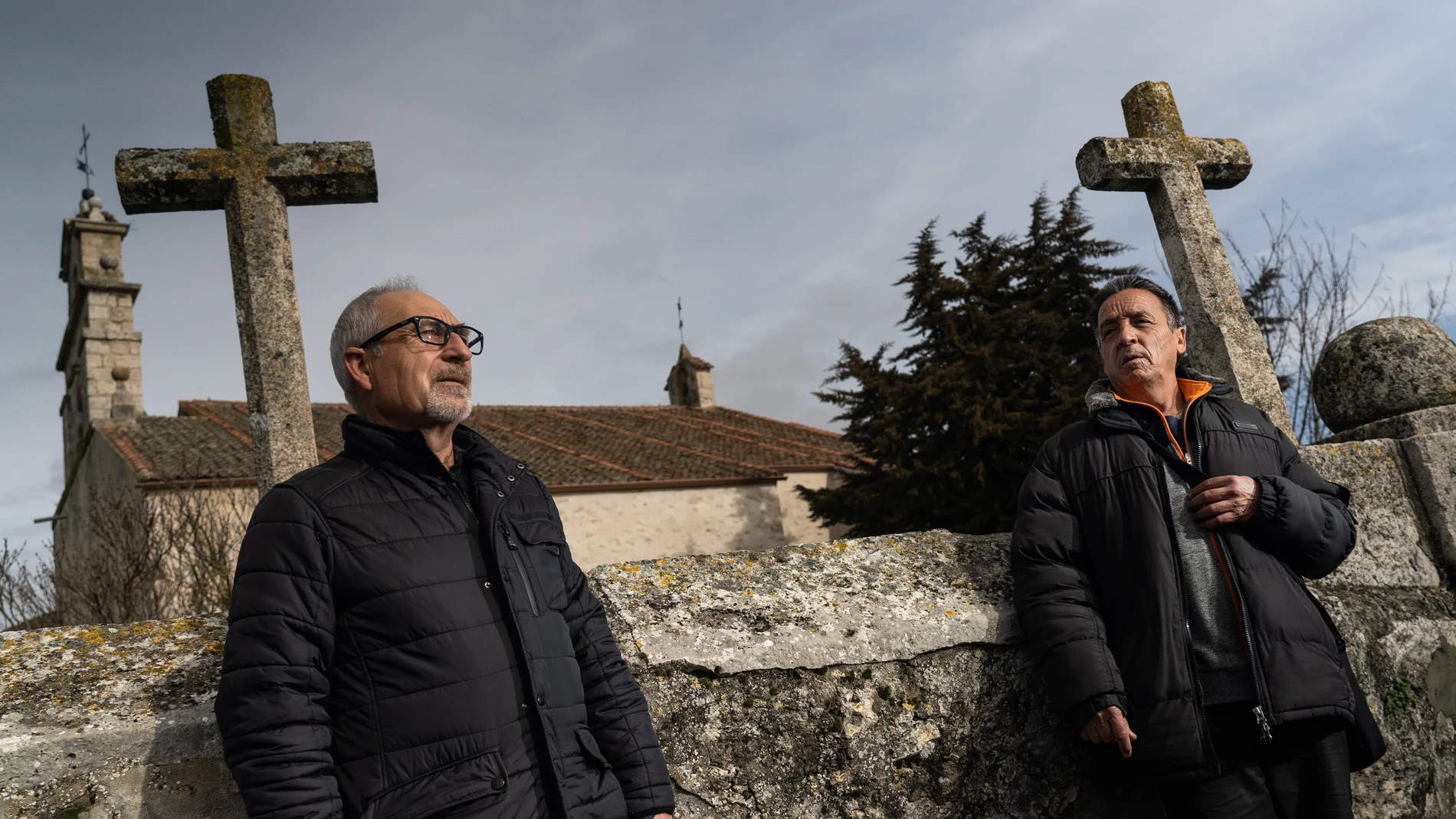 Javier Sanz, a la izquierda, alcalde de Frumales, con Olegario Acebes, testigo de los hechos, delante de la iglesia de Frumales