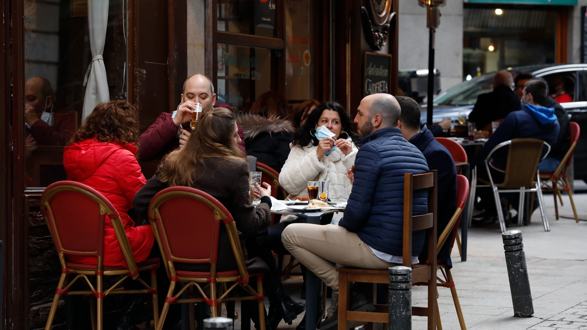 Bares de Madrid después de la aplicación de la normativa de pasar de cuatro comensales a seis en las terrazas y el uso obligatorio de mascarillas en el interior