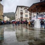 Concentración convocada por los familiares de Joaquín Beltrán, uno de los trabajadores desaparecidos en el derrumbe del vertedero de Zaldíbar