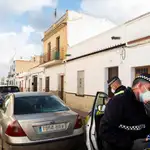 La casa donde la Policía Local junto a la Guardia Civil detuvo anoche a un vecino de Brenes (Sevilla), de 43 años, tras la muerte violenta de un vecino del mismo pueblo