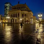 Una mujer pasea por los exteriores de la Ópera de Frankfurt, en Alemania