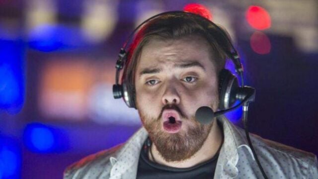 El gamer ibai llanos. comentarisyta y jugador de videojuegos amigo de muchos deportistas famosos a los que invita a jugar