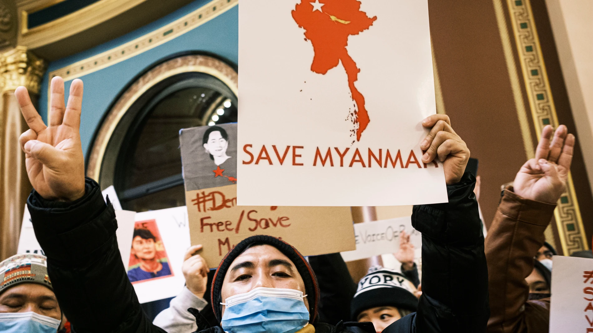 06 February 2021, US, Des Moines: A member of Iowa's Burmese community holds up the three finger salute during a demonstration against the military coup in Myanmar. Myanmar's military seized power on 1 February 2021 and detained government officials including the de facto leader Aung San Suu Kyi. Photo: Jack Kurtz/ZUMA Wire/dpa06/02/2021 ONLY FOR USE IN SPAIN