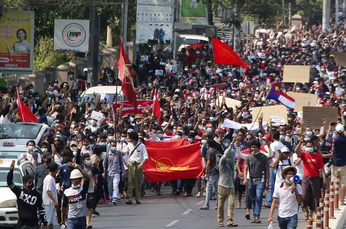 Los birmanos desafían a los militares con protestas masivas