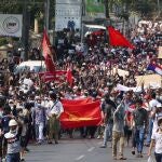 Una multitud de manifestantes marcha en Yangon, Myanmar