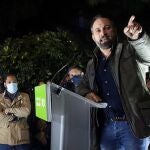 El líder de Vox, Santiago Abascal, ayer en L'Hospitalet de Llobregat junto al cabeza de lista del partido en las elecciones catalanas del 14F, Ignacio Garriga