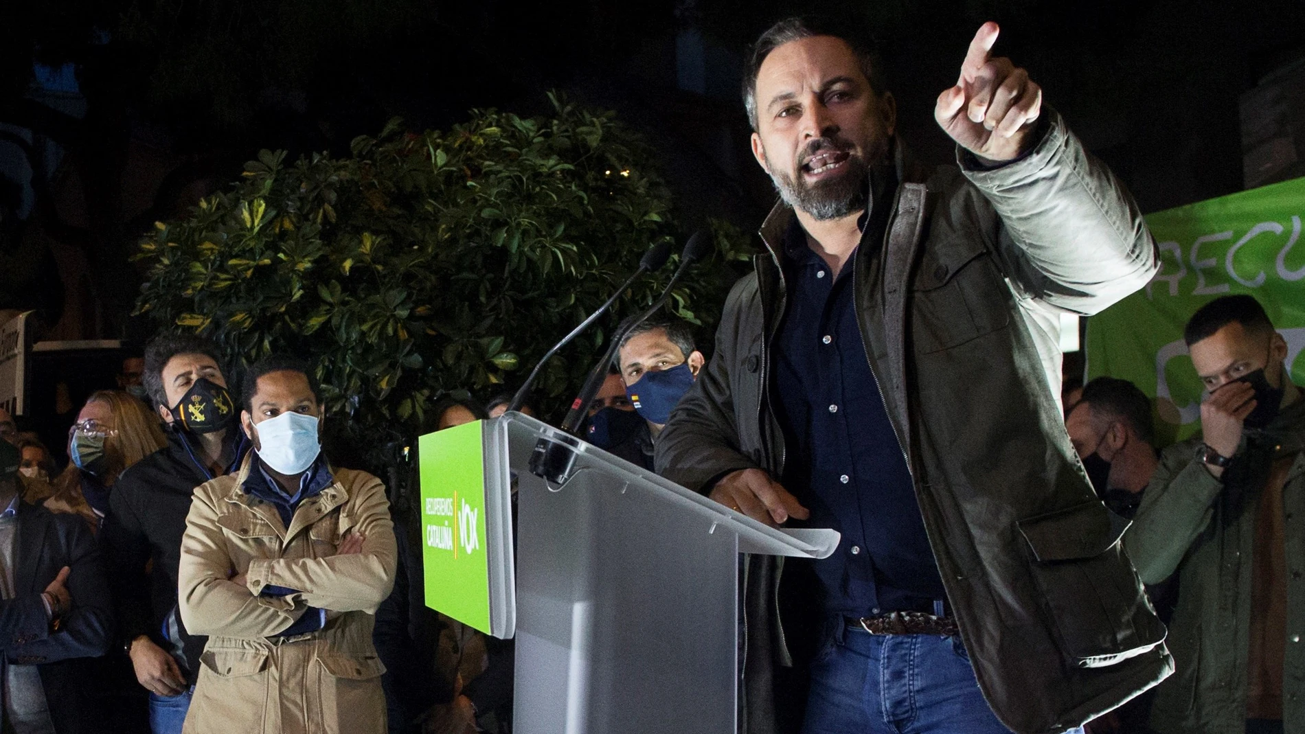 El líder de Vox, Santiago Abascal, ayer en L'Hospitalet de Llobregat junto al cabeza de lista del partido en las elecciones catalanas del 14F, Ignacio Garriga