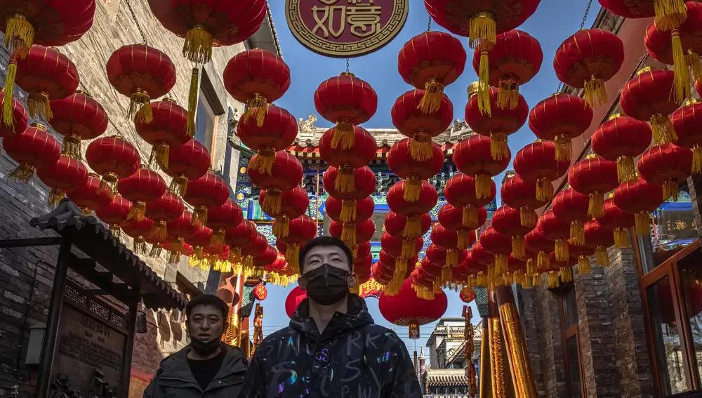 Calle decorada con linternas rojas para celebrar el próximo Año Nuevo Lunar chino, en Beijing, China