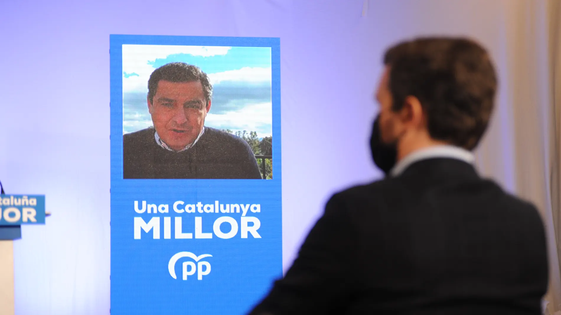 Juanma Moreno compareciendo por videoconferencia en un acto del PP en Cataluña