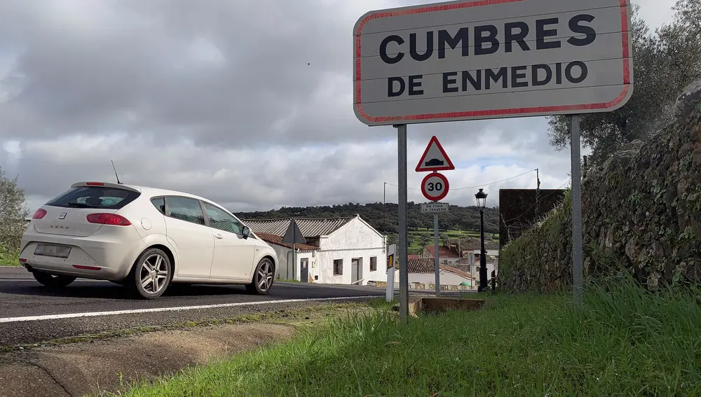Acceso desde una carretera comarcal a Cumbres de Enmedio (Huelva). EFE/Fermín Cabanillas