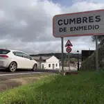 Acceso desde una carretera comarcal a Cumbres de Enmedio (Huelva). EFE/Fermín Cabanillas