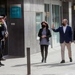 El candidato del Partido Popular Catalán a la Generalitat, Alejandro Fernández, saluda a varios mossos mientras se dirige junto al líder del PP, Pablo Casado, y la candidata por L´Hospitalet de Llobregat, Sonia Esplugas